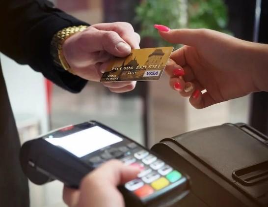 為什么POS機市場通常收取押金和流量費？