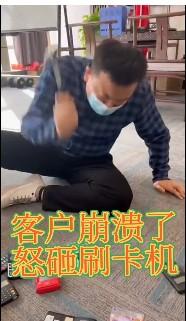 費(fèi)率漲價(jià)了的POS機(jī)別扔，辦新機(jī)器太難了只能含淚刷萬200POS機(jī)